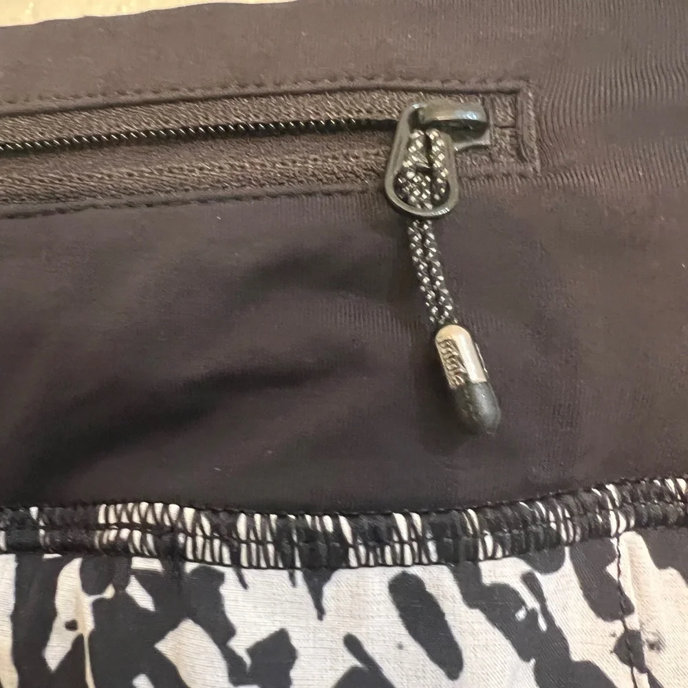 Lululemon Pace Rival Skirt II *4-way Stretch 
Women's Black and White Skirt - Picture 6 of 10